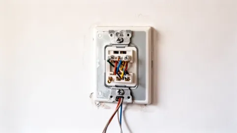 Czy włącznik schodowy można użyć jako zwykły