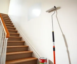 Jak pomalować ścianę nad schodami