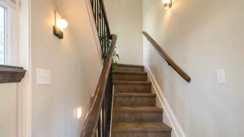 Zabudowa klatki schodowej w domu jednorodzinnym