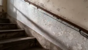 Tynk mozaikowy na klatce schodowej